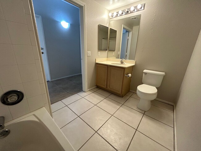 Building Photo - BEAUTIFULLY MAINTAINED 2 BEDROOM, 2 BATH C...