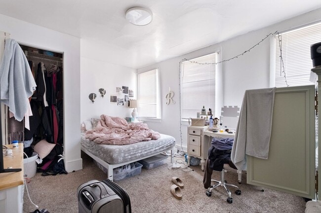 Building Photo - Renovated Home - South Side Flats