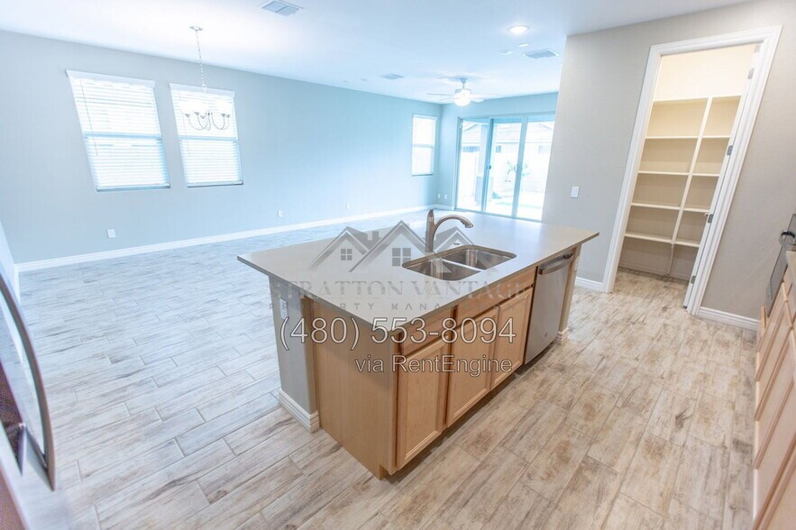 Building Photo - 15249 W Latham St
