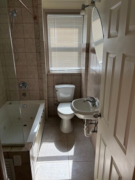 Building Photo - 1621 Murdoch Rd