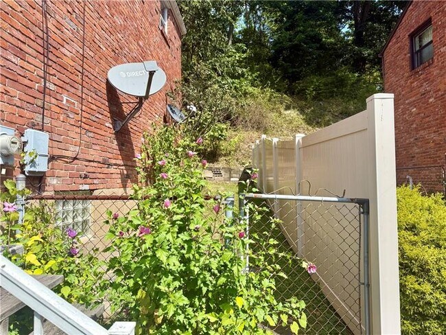 Building Photo - 823 Killarney Dr