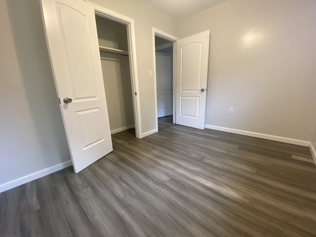 Building Photo - 215 Pleasant Valley