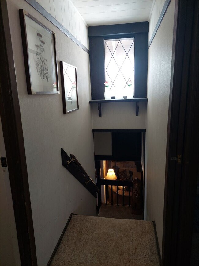 Building Photo - Large furnished 4 bedroom home with 2 car ...