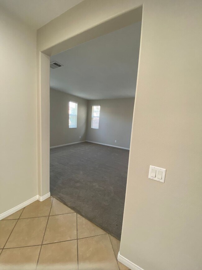 Building Photo - Beautiful 5 Bedroom Home in Murrieta Available!