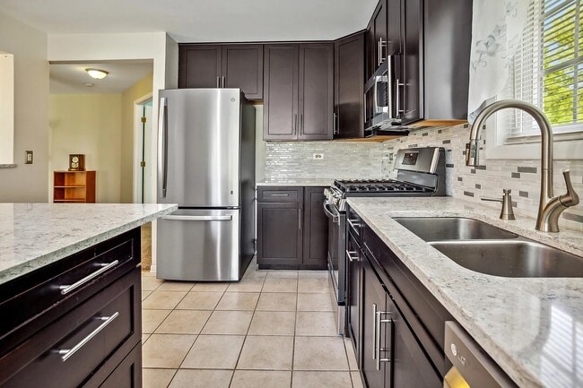 Building Photo - 321 Pembroke Ct