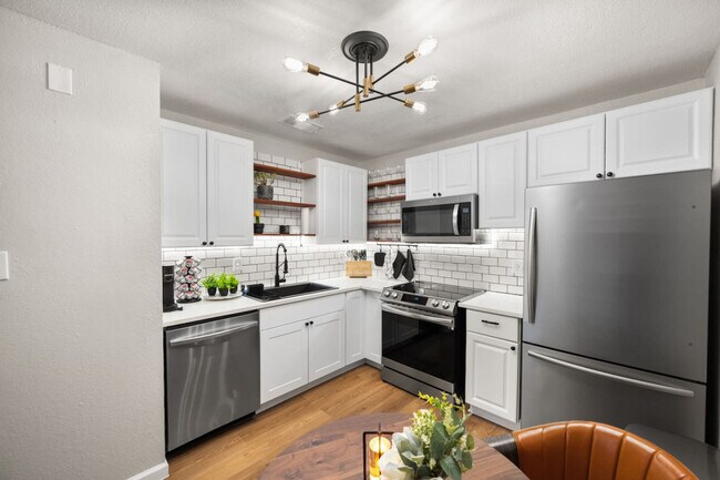 Building Photo - 1700 Crestpoint Dr