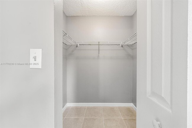 Building Photo - 351 Palm Way