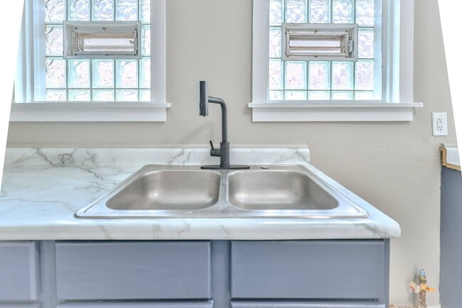 Building Photo - Cozy Home