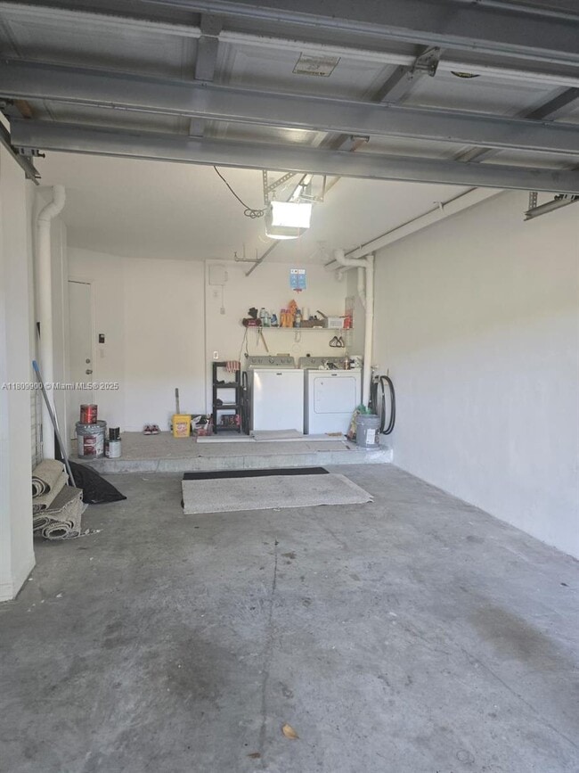 Building Photo - 2039 SE 10th Ave