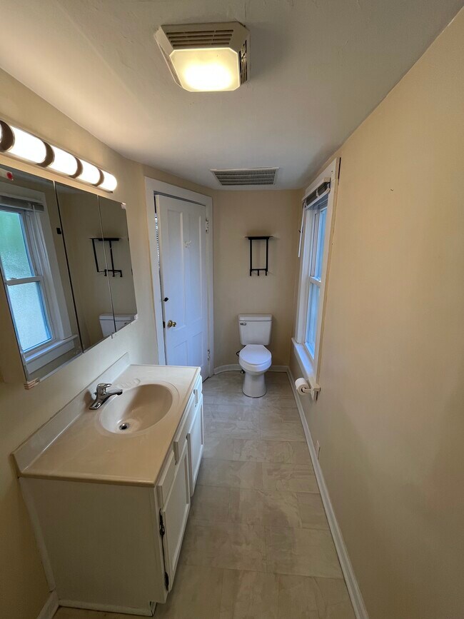 Building Photo - 13 Clark St