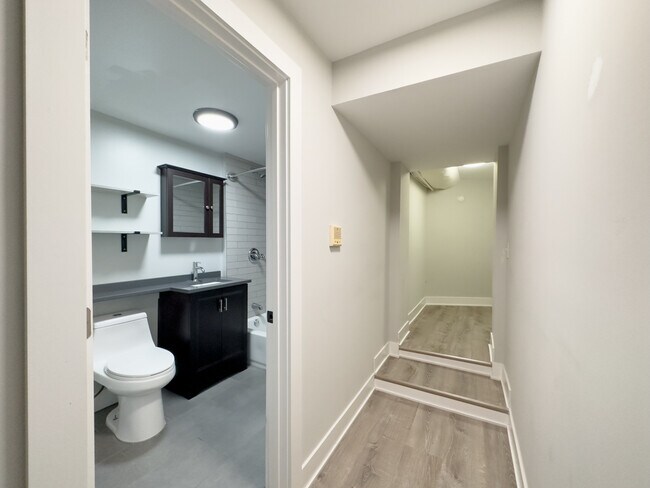 Building Photo - 4432 N Wolcott Ave