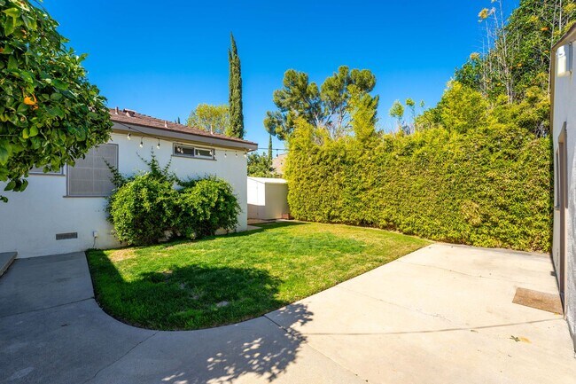 Building Photo - Single-story 3+3 in Woodland Hills w/appli...
