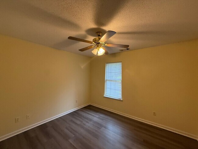 Building Photo - 510 Whistlestop Cir