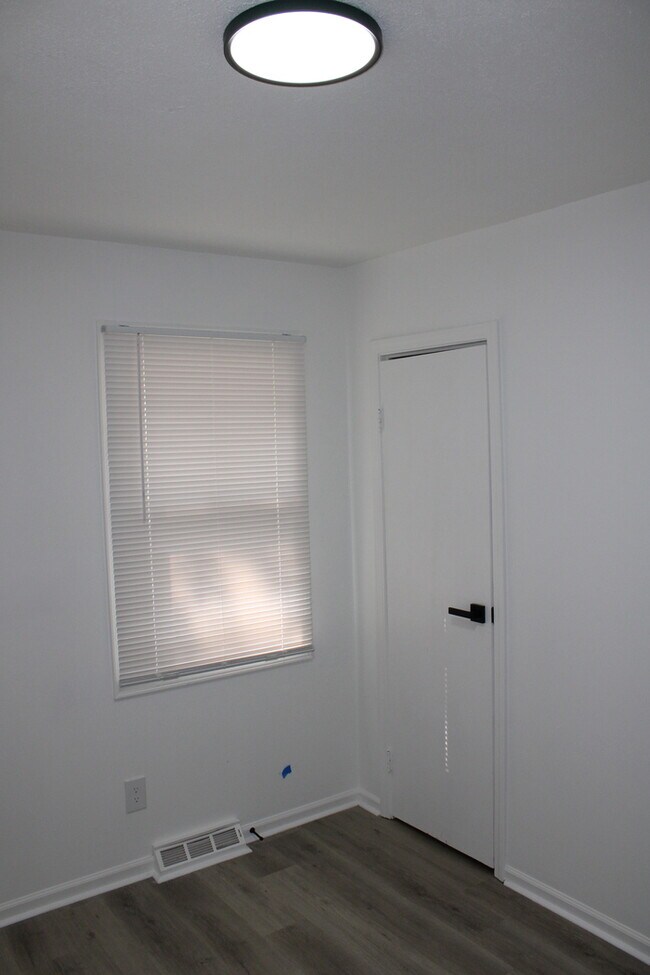 Building Photo - Spacious 4 bedrooms and 2 bathrooms in Kan...