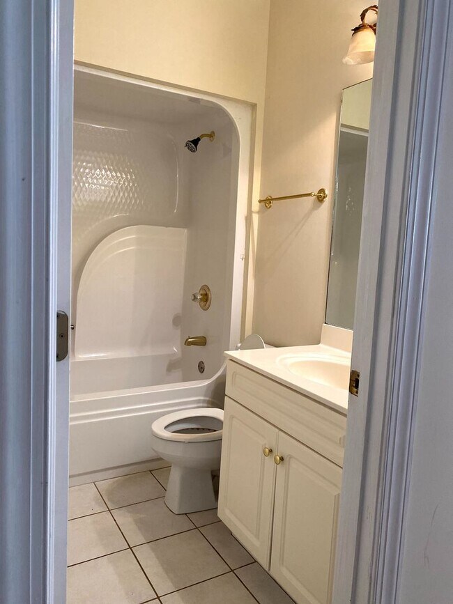 Building Photo - Large Home Settled on Culd-e-sac