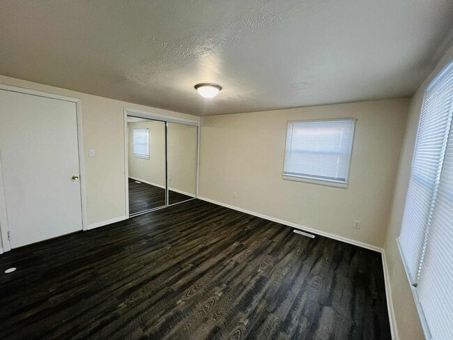 Building Photo - Freshly Updated Single-Family Home with Spacious Upper Bedroom