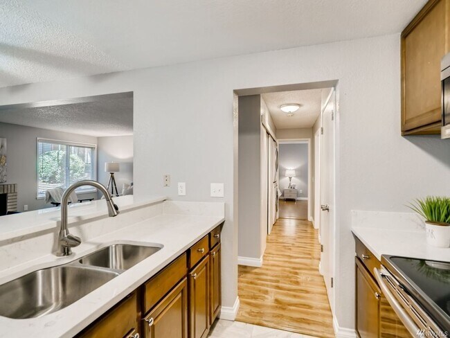 Building Photo - Spacious 2 bedroom 1.75 bath condo Racquet...