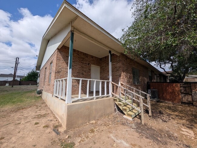 Building Photo - LOCATION!! On Wood Rd -Off Landa  / Fridge / Covered Back Patio / No Carpet / NBISD