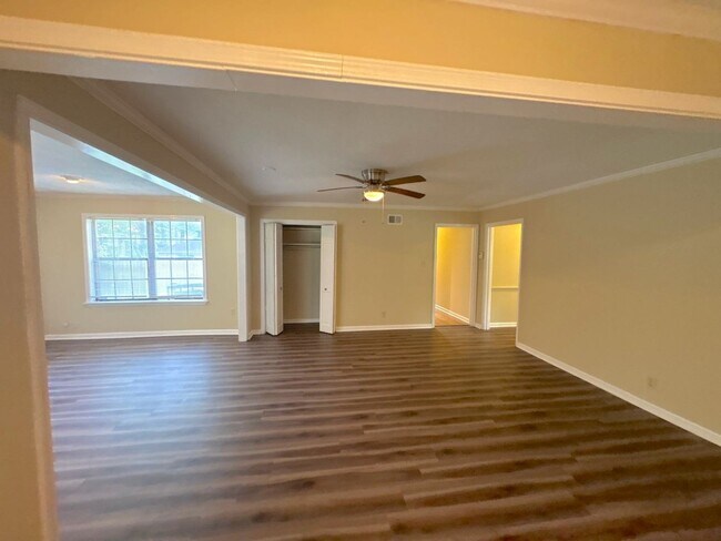 Building Photo - 5099 Oak Meadow Ave
