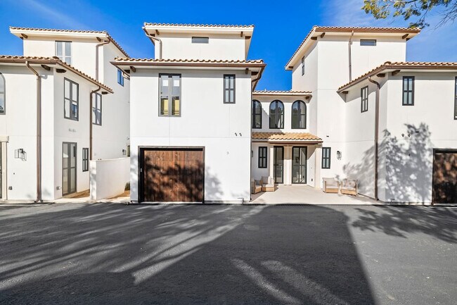 Building Photo - 2701 Bumble Bee Dr