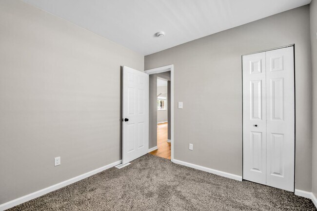Building Photo - 4 bedrooms $1995