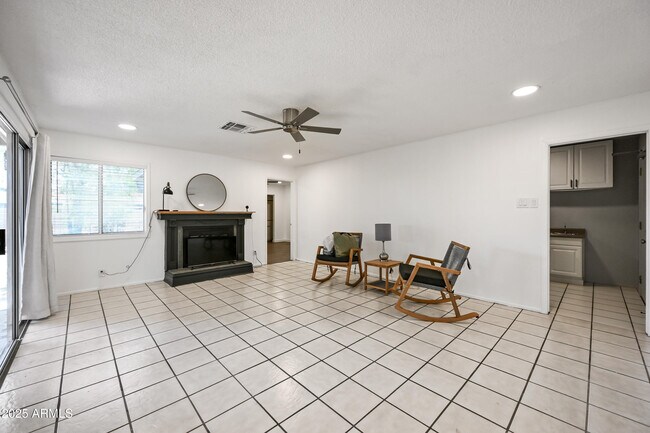 Building Photo - 5833 W John Cabot Rd