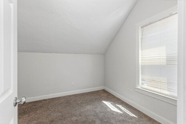 Building Photo - 1690 N Main St