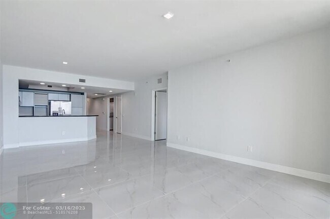 Building Photo - 2650 Lake Shore Dr