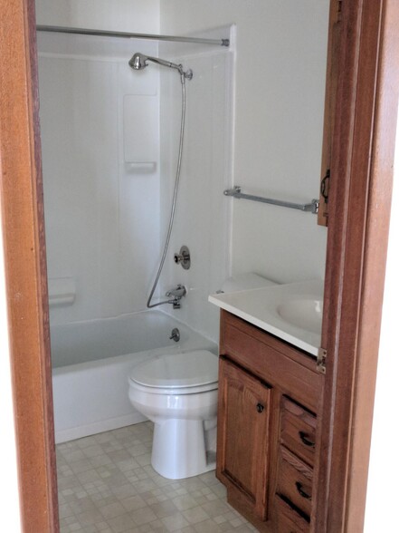 Nice and Clean Bathroom--with tub! - 3620 Farnham Dr