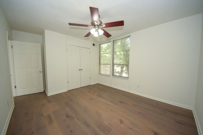 Building Photo - MUST SEE Luxury Condo in the heart of Midt...
