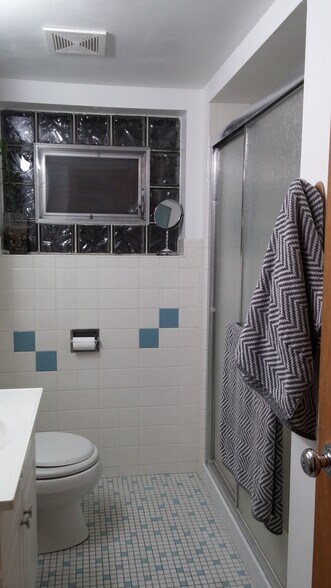 Building Photo - 5009 N Mango Ave