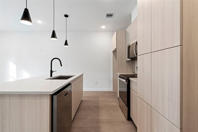 Building Photo - 1031 North Ln