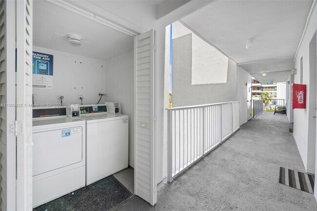 Building Photo - 1674 Bay Rd