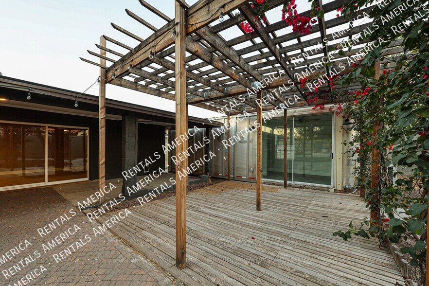 Building Photo - 1424 N Gene Ave