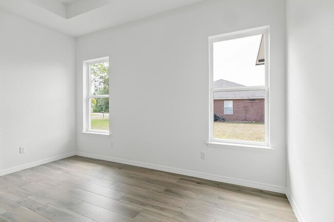 Building Photo - 31 Louvet Ln