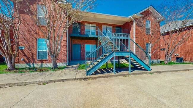 Building Photo - 1511 Hollow Hill Dr