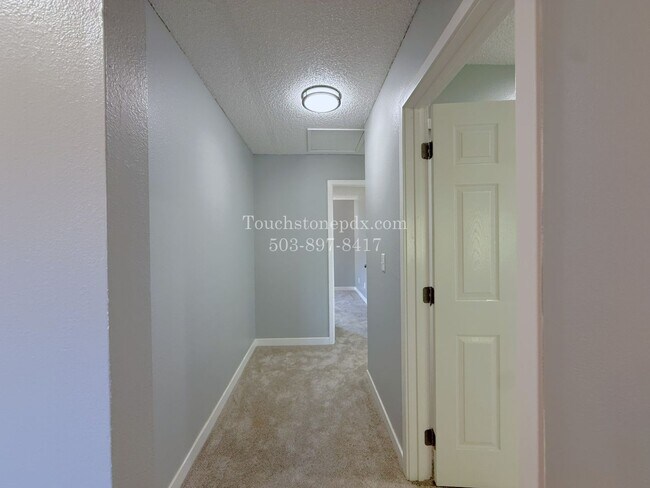 Building Photo - Bright East Portland 3 Bed Apartment Home with Two-Level Layout and Assigned Parking