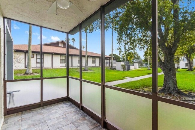 Building Photo - 345 W Laurel Dr
