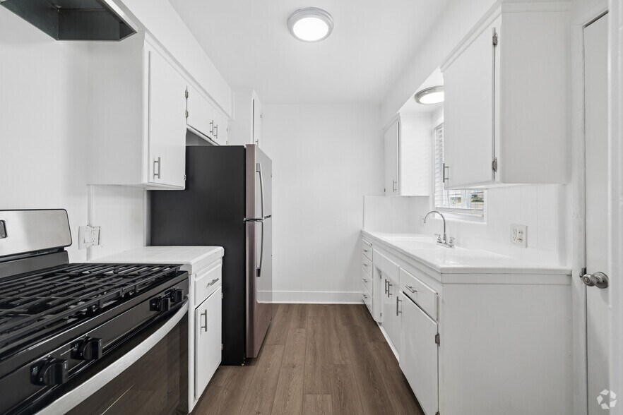 1BR, 1BA - 675SF - Kitchen - 636 E. 97th St.