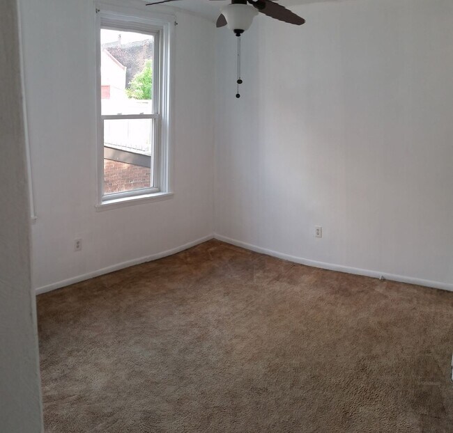 Building Photo - Huge Luxury South Side Home w/ Stainless K...