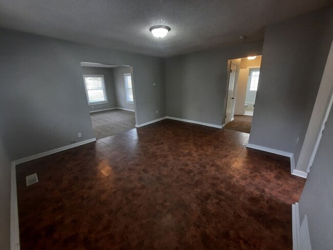 Building Photo - 2 bedroom, 1 bathroom home on large corner...
