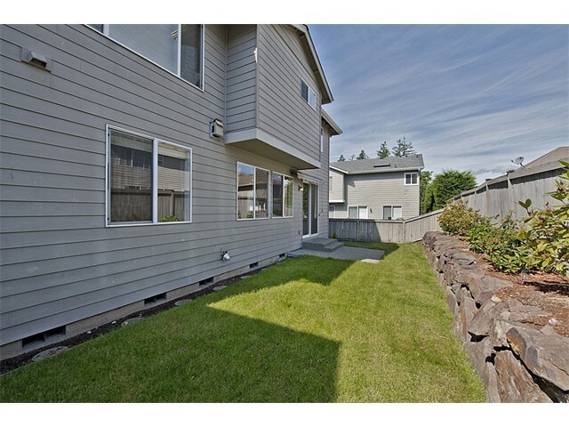 Building Photo - Beautiful 4 Bed Plus Den 2.5 Bath 2 Storey...