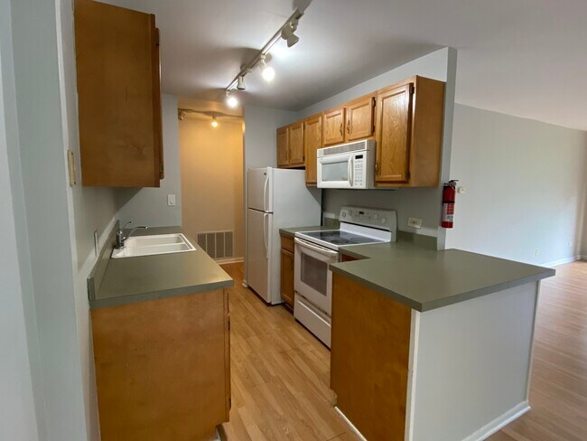 Building Photo - 5810 Oakwood Dr