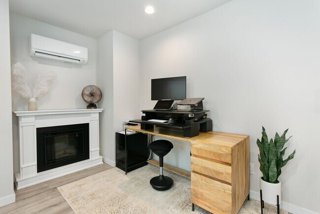 Building Photo - Gorgeous House in a Family-Friendly neighb...