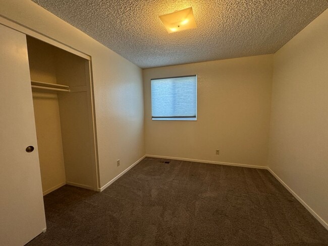 Building Photo - 3 Bed, 2 Bath Home Available NOW in Southeast Reno!