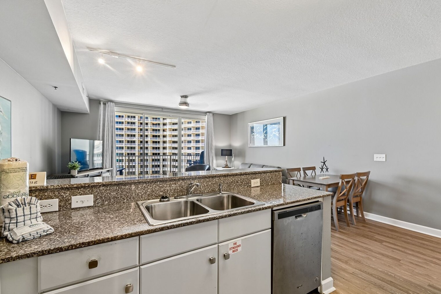Building Photo - 9954 S Thomas Dr