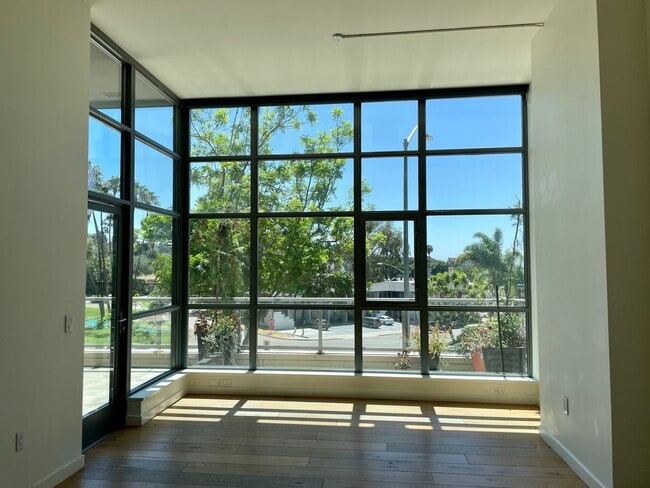 Building Photo - Gorgeous 3 Bedroom 2 Bath Condo For Rent a...