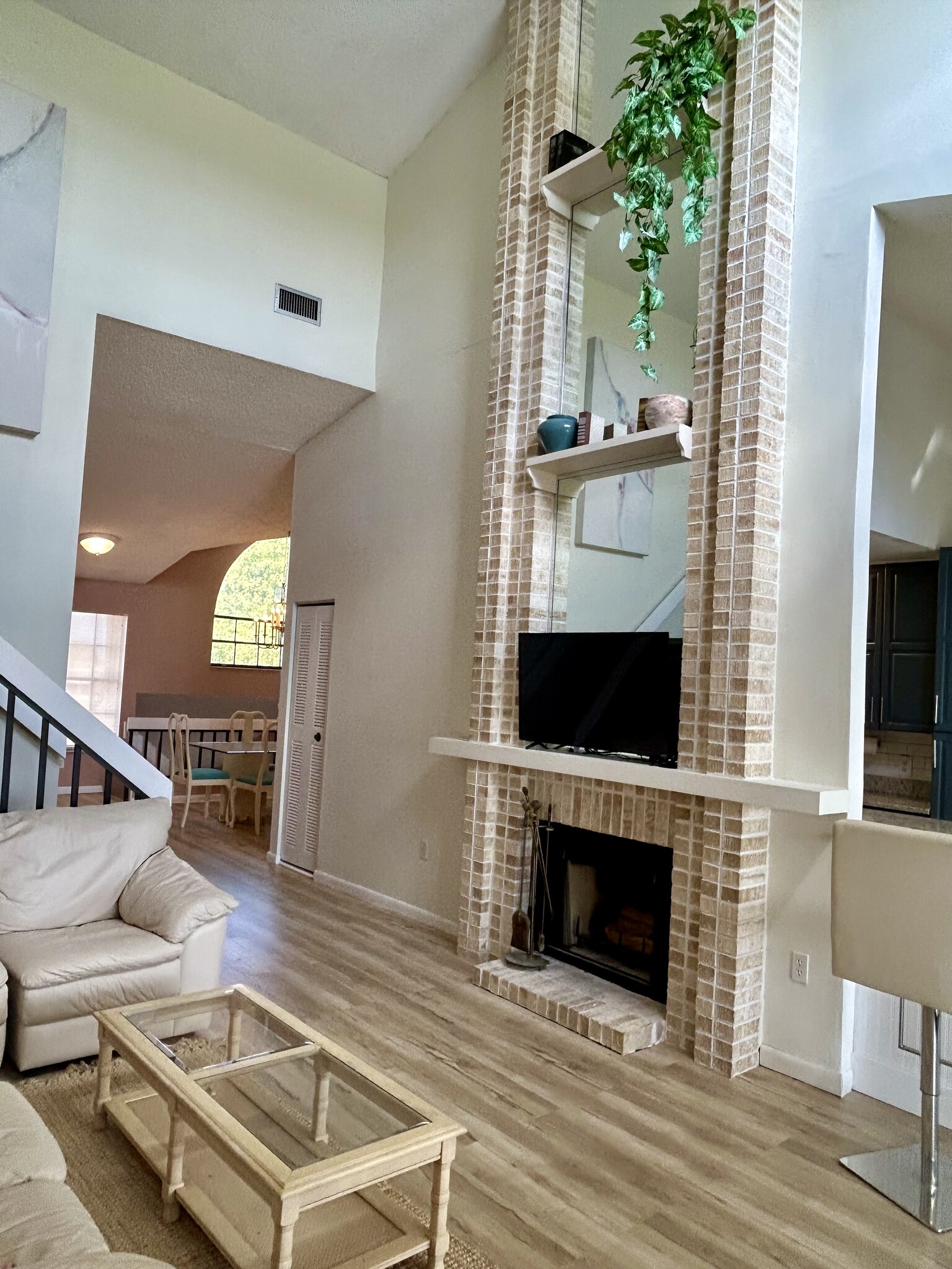open vaulted ceilings - 17280 Eagle Trce