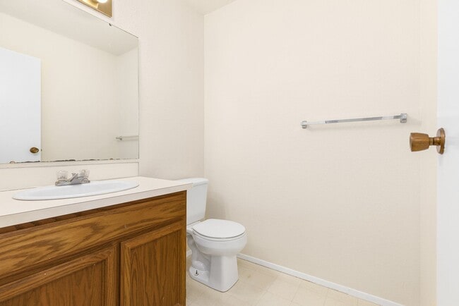 Building Photo - Redmond 3BR | 1.5BA Duplex with Attached Garage — Newly Reduced Rate