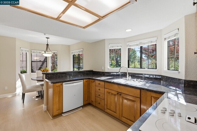 Building Photo - 121 Haslemere Ct